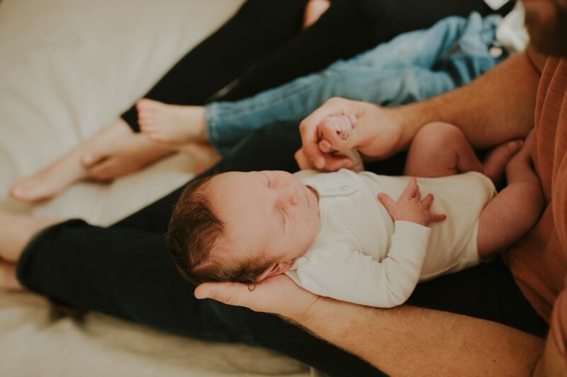Bild einer Mutter, die das Baby von Hand in den Schlaf wiegt